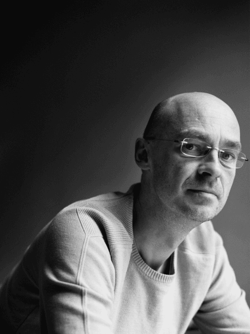 Bart Meuleman leunt voorover en kijkt in camera